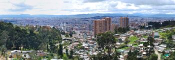 location jet privé : gratte-ciel modernes entouré de verdure