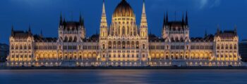 ## Alternative à la balise :
Location de jet privé : Dôme éclairé à Budapest, crépuscule.
