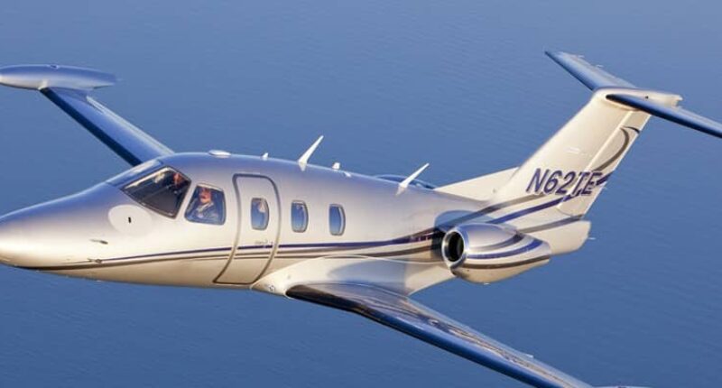 Jet privé Eclipse 500 blanc en vol