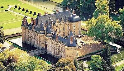 Pronájem vrtulníku na Château D’Esclimont s přeletem Tour de Paris