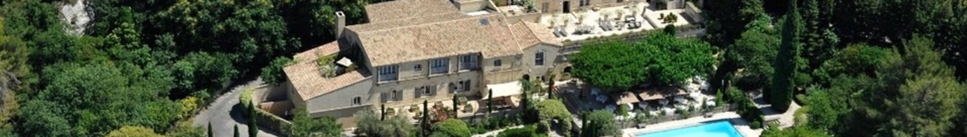 Pronájem vrtulníku pro L’oustau de Baumanière v Les Baux-De-Provence