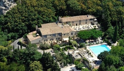 Pronájem vrtulníku pro L’oustau de Baumanière v Les Baux-De-Provence