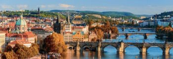**Texte SEO optimisé :** location de jet privé - Ville enneigée au crépuscule