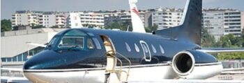 location jet privé: METRO III en vol, ciel partiellement nuageux.