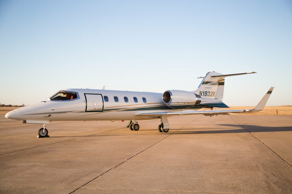 location de jet privé : LEARJET 31 sur le tarmac