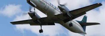 Location jet privé : avion sur piste au crépuscule.