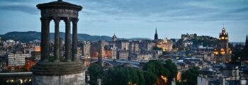 location jet privé : gratte-ciel modernes entouré de verdure