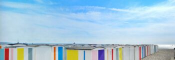 **Texte SEO optimisé :** location de jet privé - Ville enneigée au crépuscule