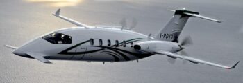 Location jet privé : avion sur piste au crépuscule.