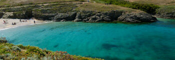 Paysage corse montagnard avec vue sur mer.