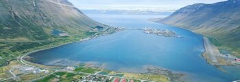 location de jet privé, Vue aérienne de l'aéroport près du lac