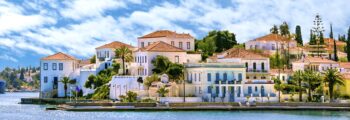 Vue panoramique sur le front de mer dans le village de Spetses.