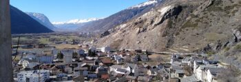 Vue panoramique sur la ville, mur historique avec montagnes.
