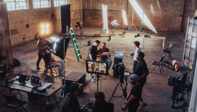 Přeprava filmových štábů a produkčního vybavení: využijte soukromou leteckou dopravu.